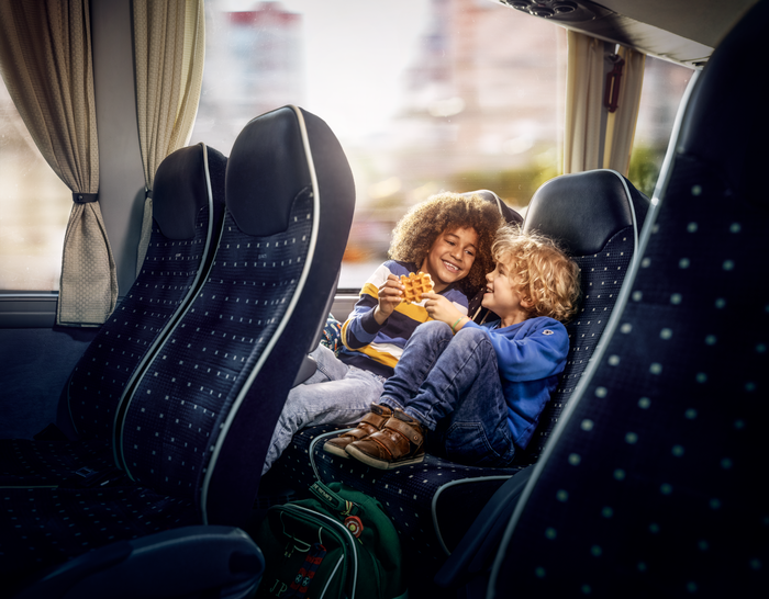 Kinderen in een Keolis-bus, met een wafel