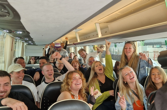 Passagiers op een Keolis-bus op Extrema Outdoor