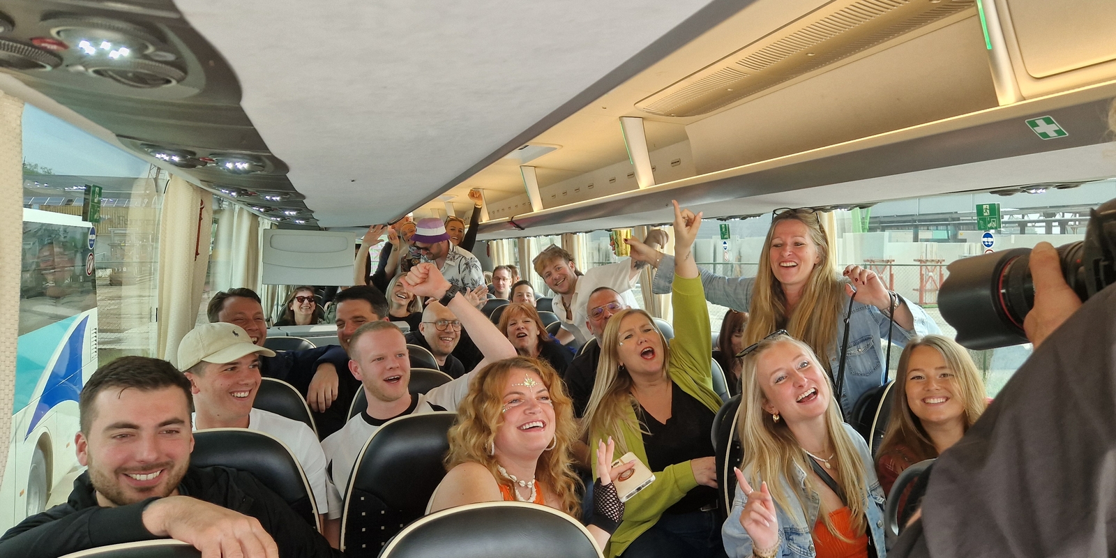 Passagiers op een Keolis-bus op Extrema Outdoor